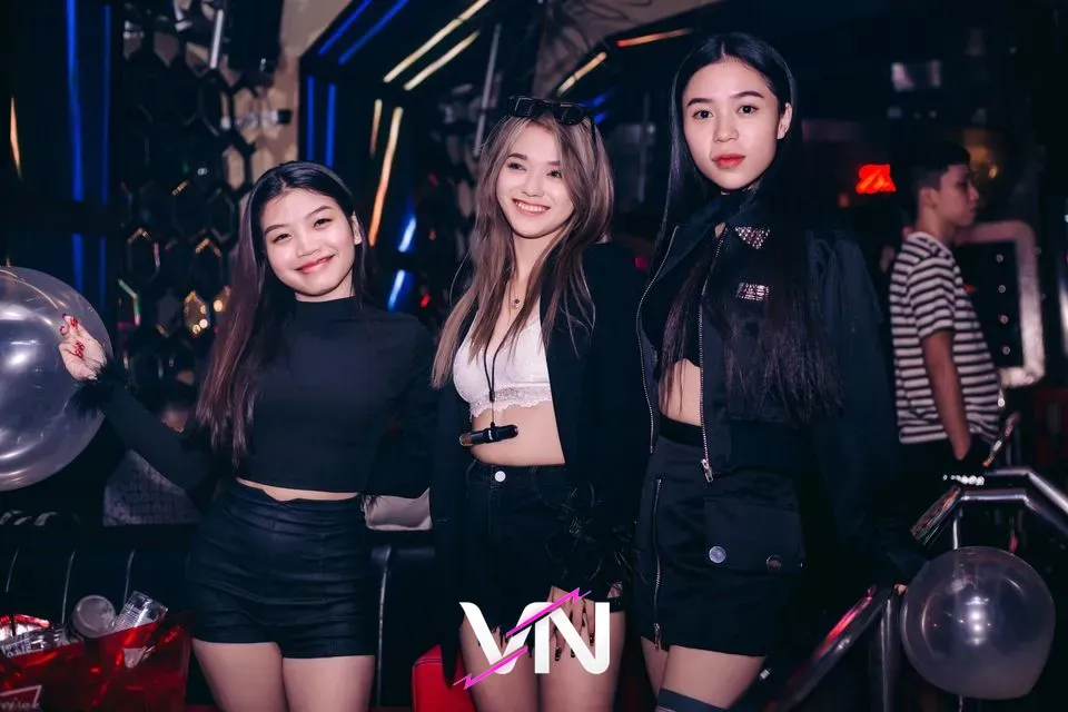 레인 클럽 3명의 여성 게스트