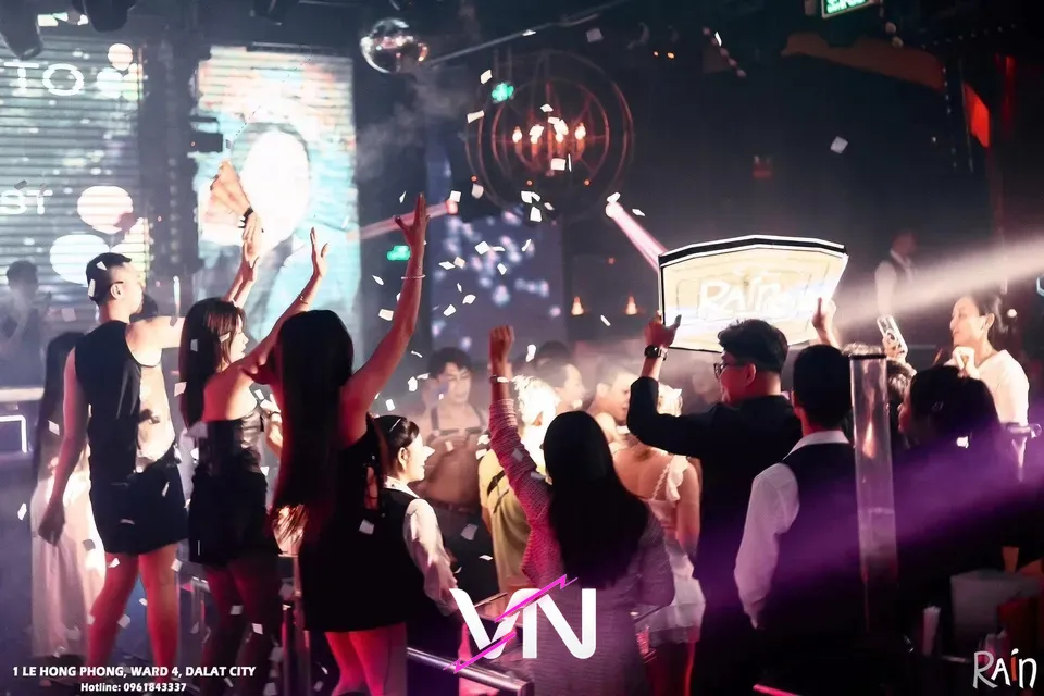 레인 클럽의 화려한 조명과 무대를 보여주는 이미지