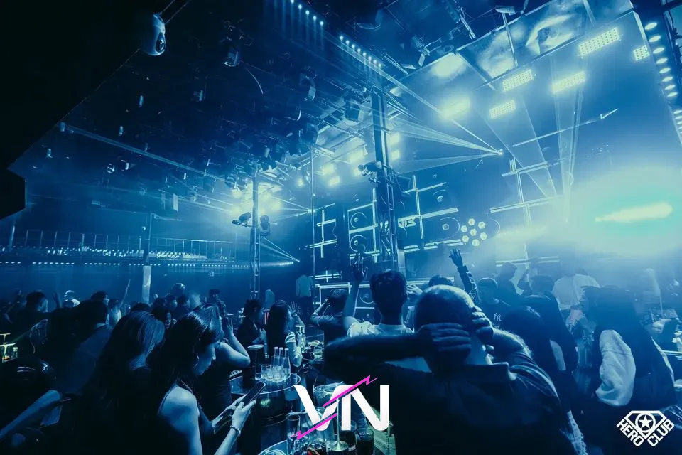 공업적 분위기의 DJ 부스가 인상적인 히어로 클럽