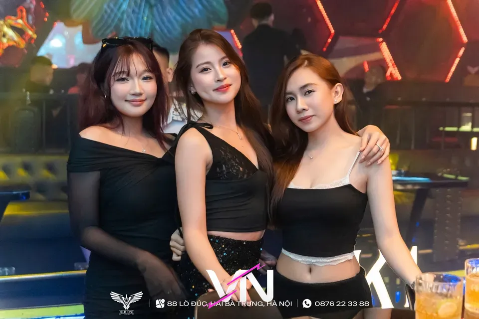 클럽 원 3명의 여성 게스트