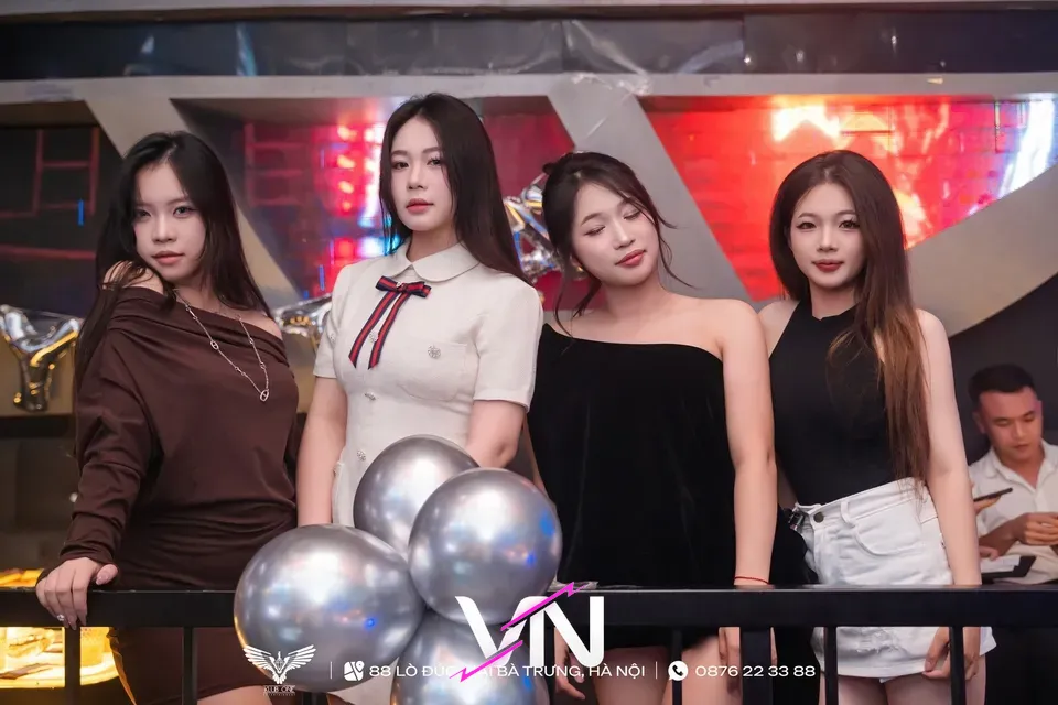 클럽 원 4명의 여성 게스트