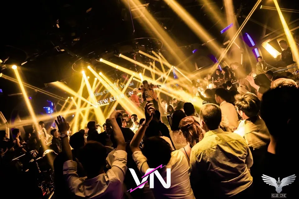 호텔 지하 대규모 공간에서 펼쳐지는 클럽 원의 무대