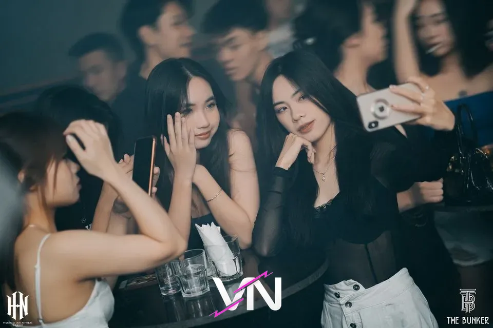 더 벙커 클럽 사진을 찍는 여성 관객들