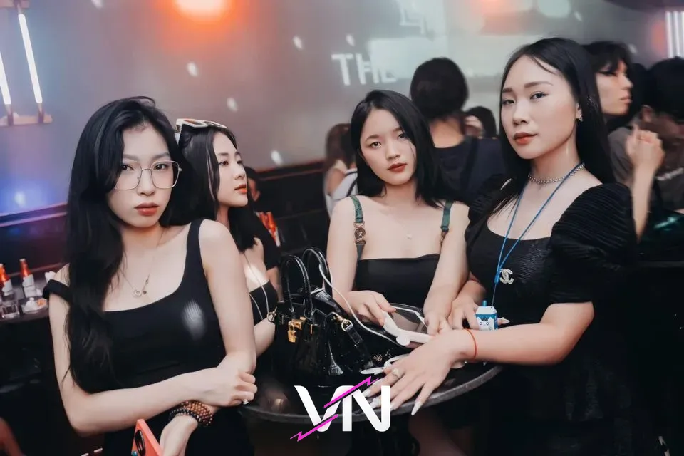 더 벙커 클럽 4명의 여성 게스트