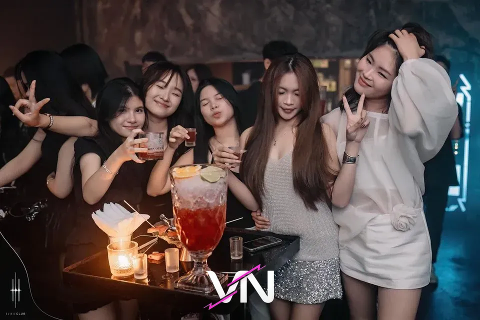 11:11 클럽 5명의 여성 게스트