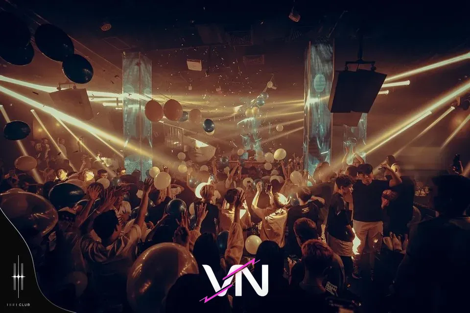 노란색 조명이 어우러진 11:11 클럽 내부
