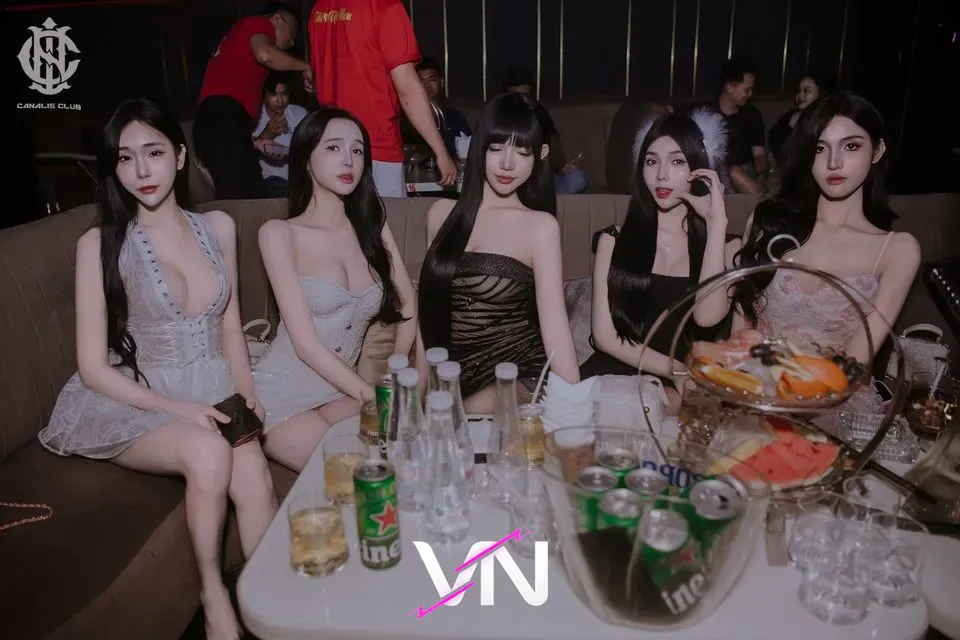 카날리스 클럽 5명의 여성 게스트