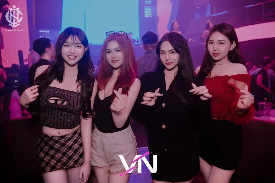 카날리스 클럽 4명의 여성 게스트