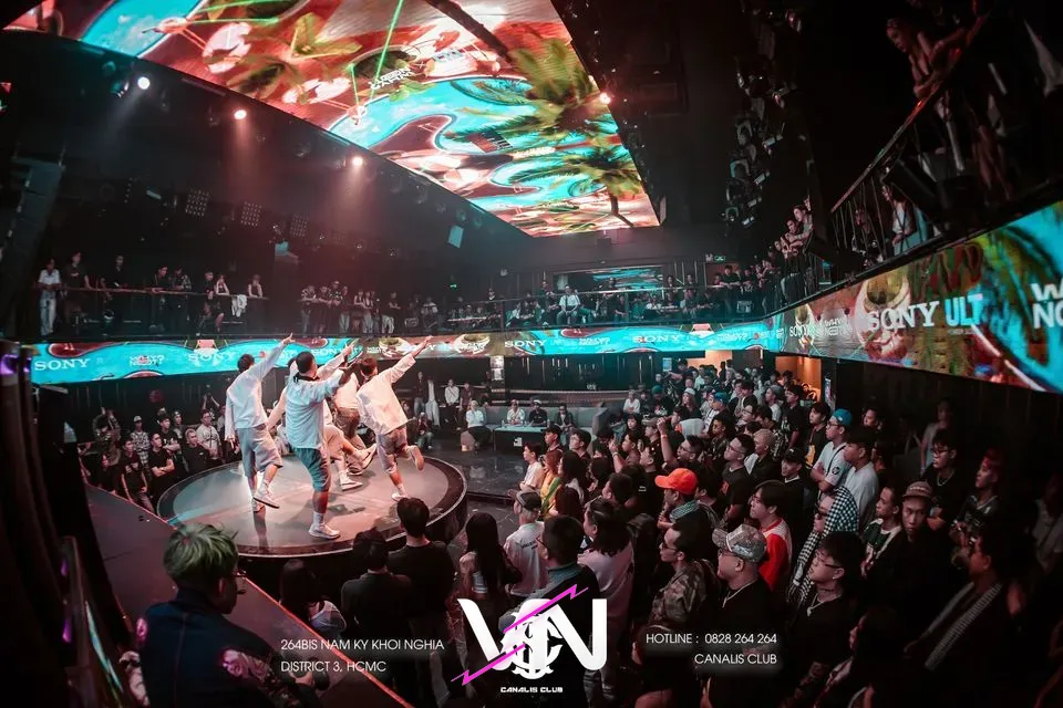 넓은 무대를 중심으로 수많은 사람들이 음악을 즐기고 있는 모습