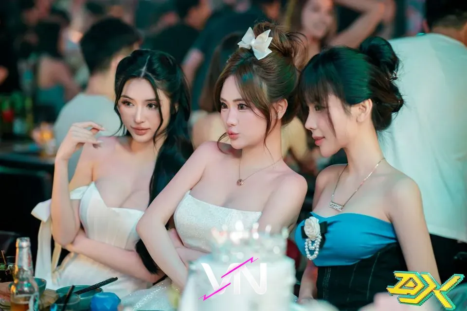 디스트릭트 K의 3인조 여성 게스트