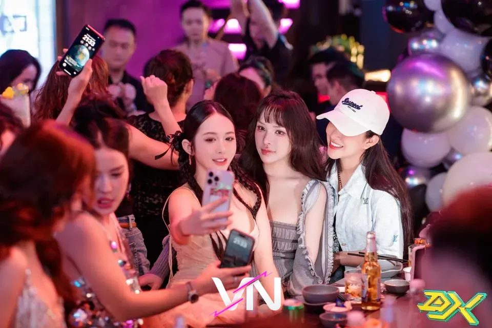 디스트릭트 K의 셀카찍는 여성 게스트들