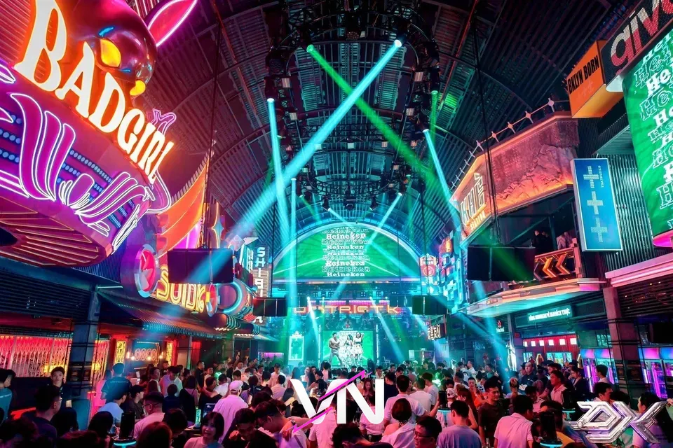 네온사인으로 꾸며진 화려한 인테리어의 디스트릭트 K