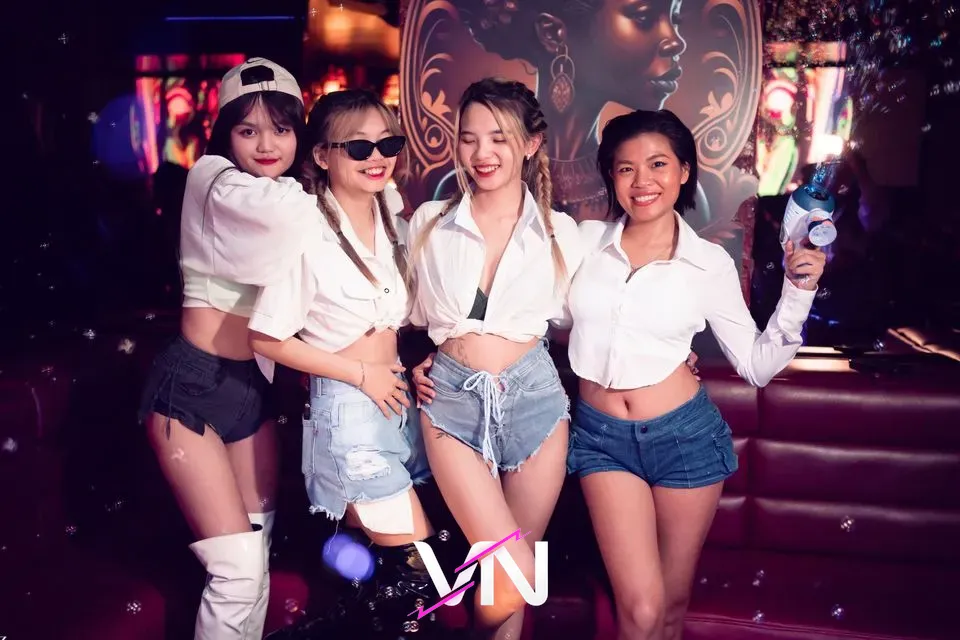 엘릭서 라운지 바 4명의 여성 게스트