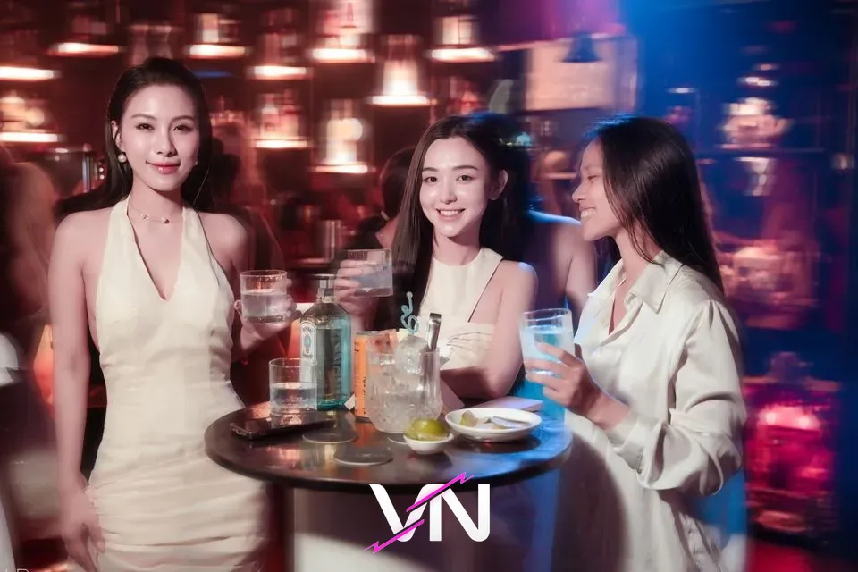 엘릭서 라운지 바 3명의 여성 관객