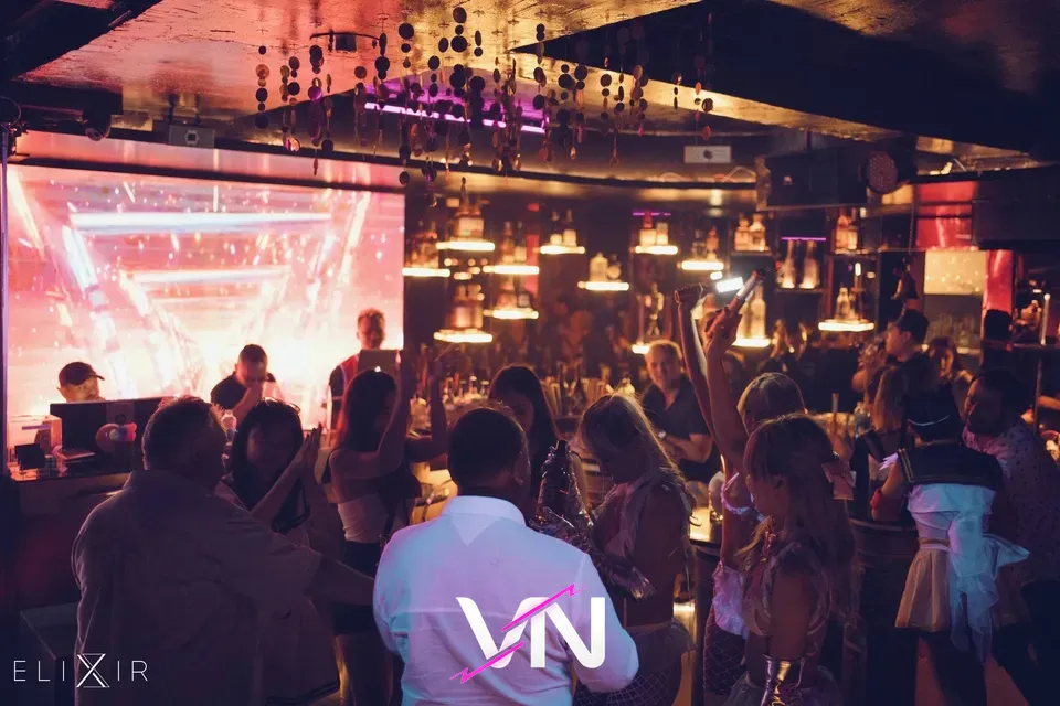 호치민 엘릭서 라운지 바 분위기 1번째
