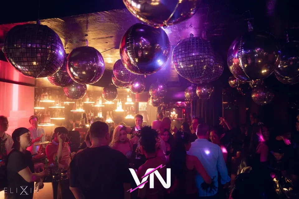 활기 넘치는 모습의 라운지 바 내부 전경