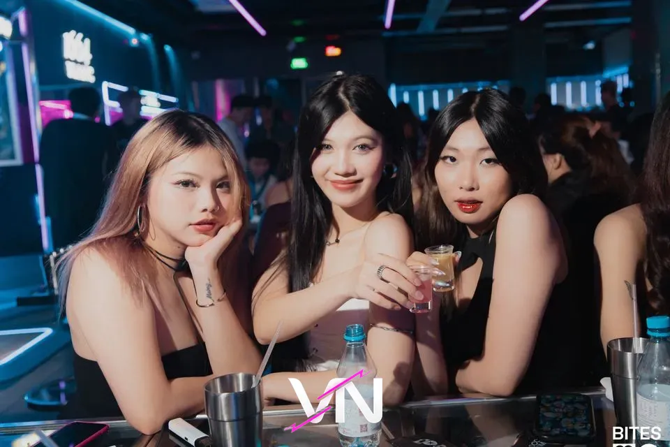 로코 히트룸 3명의 여성 게스트