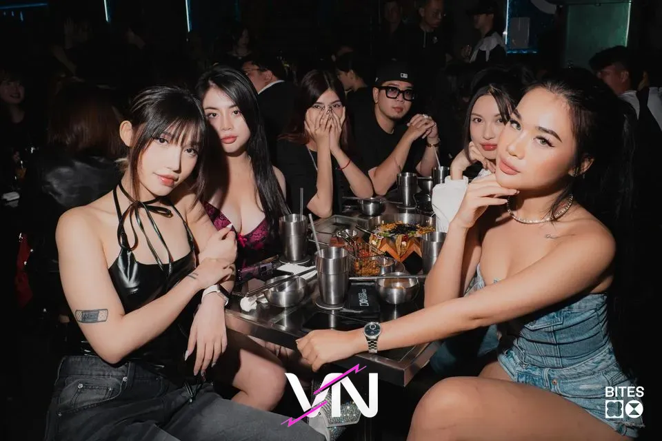 로코 히트룸 5명의 여성 게스트