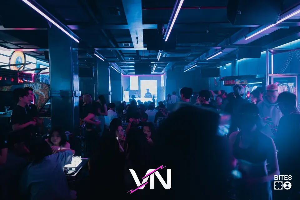 뉴트로 컨셉의 조명과 인테리어가 돋보이는 미니 클럽