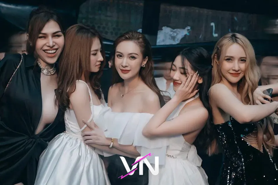 오슬로 클럽 5인조 여성 게스트