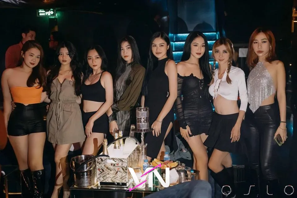 오슬로 클럽 8명의 여성 게스트