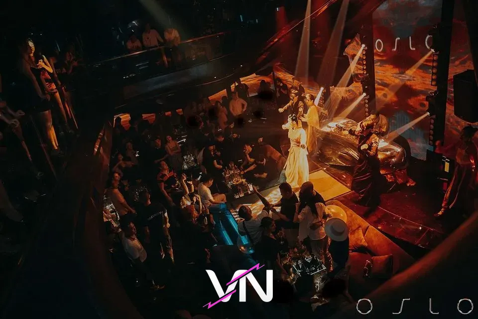 화려한 LED 조명과 음향 시설이 돋보이는 클럽 무대